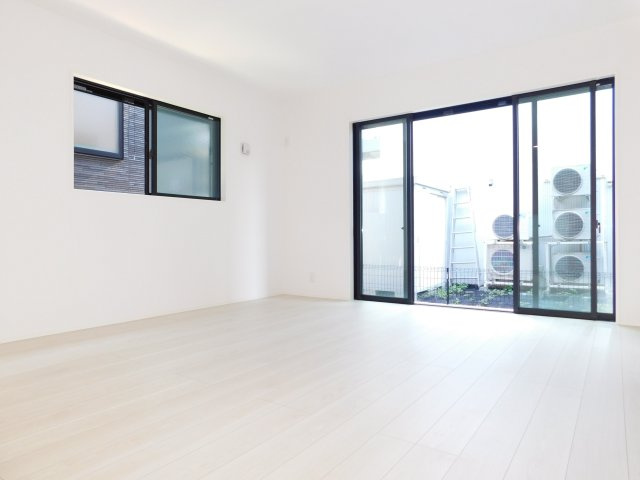 名古屋市東区大幸４丁目の新築一戸建の居間・リビング|◇リビング◇　　南面で明るく広いリビング１８．７帖　三面採光の開放感のある空間♪