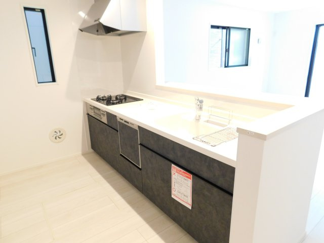 名古屋市東区大幸４丁目の新築一戸建のキッチン|◇キッチン◇　　対面キッチン・人造大理石カウンター・お手入れらくらくシンク・浄水器一体型水栓・Sｉセンサーコンロ（３口）・食器洗浄乾燥機・ソフトモーションレール・床下収納庫