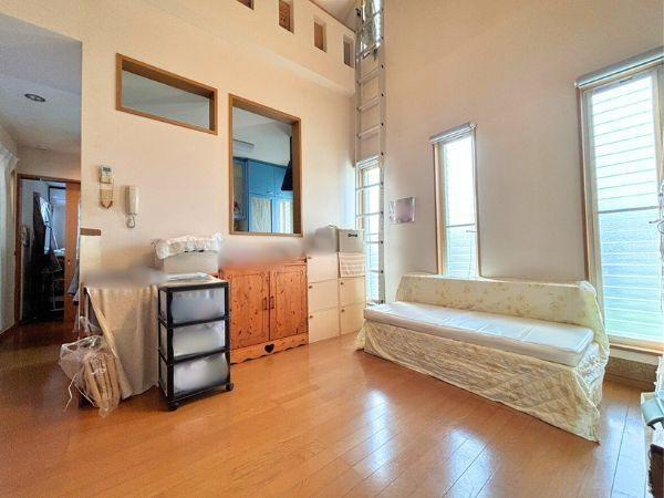 臼杵市　店舗付き住宅＋駐車場土地の居間・リビング|2階リビングは日当たりも良好です