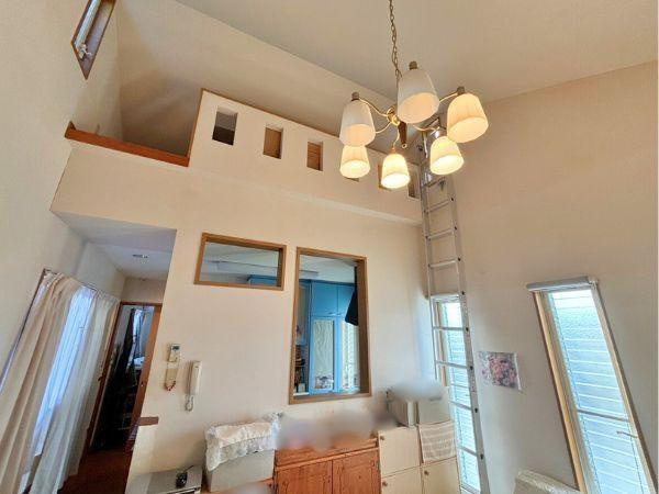 臼杵市　店舗付き住宅＋駐車場土地の居間・リビング|リビング上にはロフトスペースあり