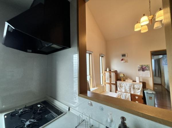 臼杵市　店舗付き住宅＋駐車場土地のキッチン|キッチンからはリビング全体が見渡せます