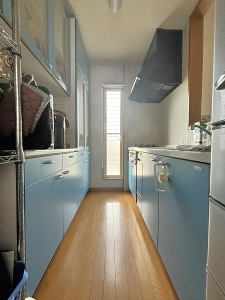 臼杵市　店舗付き住宅＋駐車場土地のキッチン|落ち着いた色合いのキッチン・カップボード