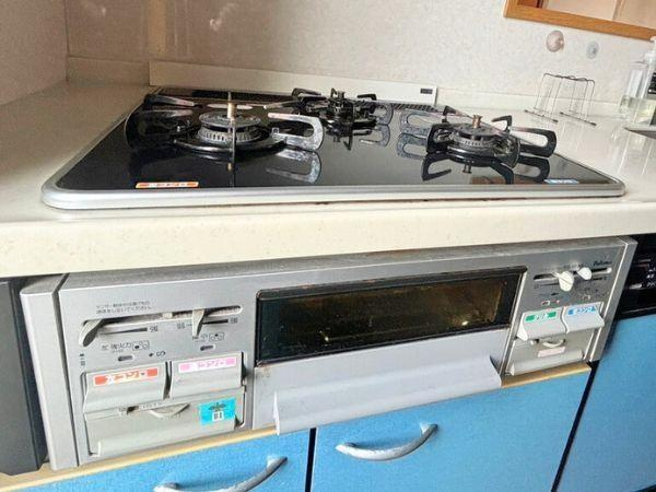 臼杵市　店舗付き住宅＋駐車場土地のキッチン|3口コンロで同時調理も捗ります！