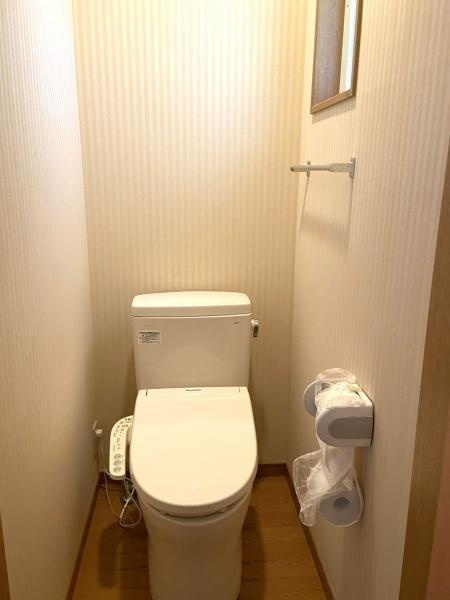 臼杵市　店舗付き住宅＋駐車場土地のトイレ|2階トイレ※令和4年新品交換済