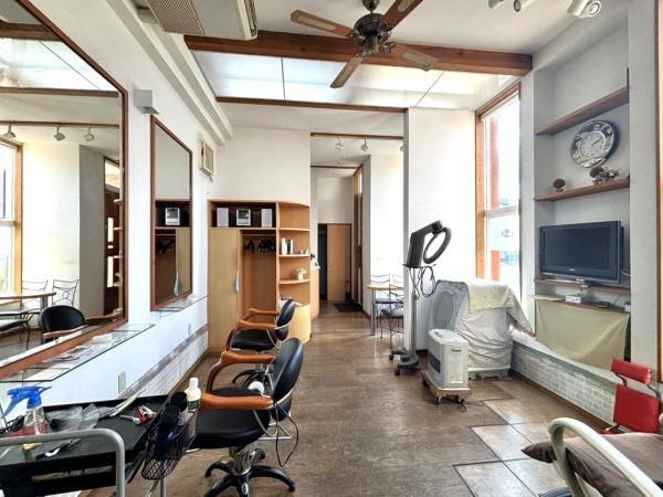 臼杵市　店舗付き住宅＋駐車場土地の内装|あらわし梁がおしゃれな空間