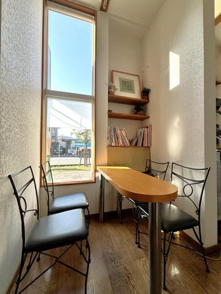 臼杵市　店舗付き住宅＋駐車場土地の内装|窓が印象的な待合スペース