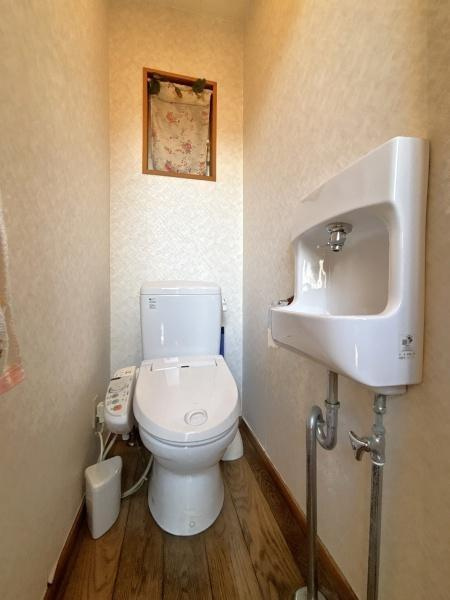 臼杵市　店舗付き住宅＋駐車場土地のトイレ|1階の手洗い器付きトイレ