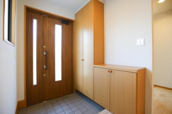 田尻南二丁目　中古の玄関|たっぷり収納できるシューズボックス付きで、いつでもスッキリとした印象に。