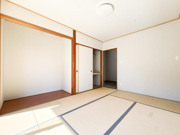 田尻南二丁目　中古の浴室|リフォームで新しく生まれ変わった、清潔感のあるバスルーム。落ち着いた色合いのバスタブと壁面が上質な空間を演出し、日々の疲れをゆったりと癒やしてくれます。