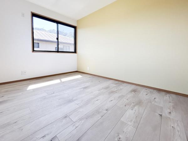 田尻南二丁目　中古の玄関|たっぷり収納できるシューズボックス付きで、いつでもスッキリとした印象に。