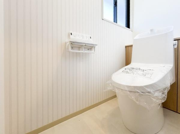 田尻南二丁目　中古のバルコニー|明るい陽射しが差し込むバルコニーです。落ち着きある外観の住宅と調和したデザインが特徴です。周囲の景色も楽しめる開放感があります。壁面の質感も魅力的なポイントです。