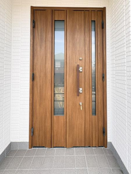 田尻南二丁目　中古の玄関|雨の日でも濡れずに出入りできる広々とした玄関ポーチ