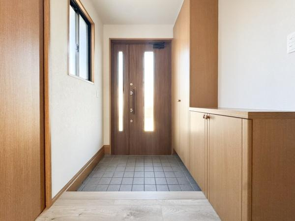 田尻南二丁目　中古の洋室|バルコニーへと続く、2階約10帖の洋室です。明るい色合いのフローリングが特徴の洋室で、大きな窓から光が入り室内がしっかりと照らされます。収納スペースもしっかり確保されており整理もしやすい設計です。