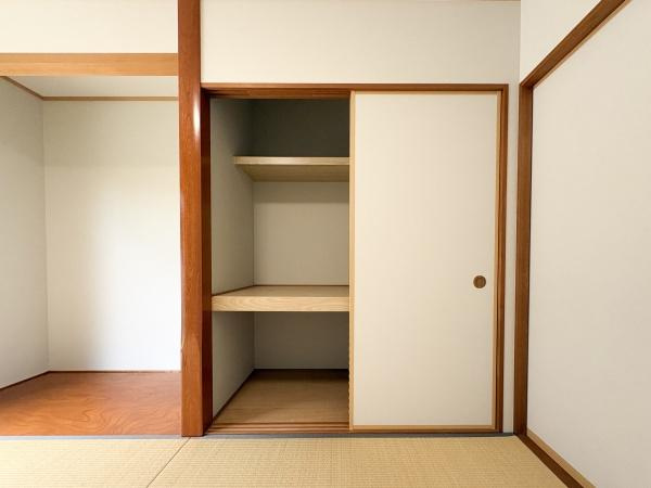 田尻南二丁目　中古の和室|落ち着いた雰囲気の和室です。押入れと床の間が設置され収納スペースも確保されています。畳の香りが広がり木目の天井が温かみを演出しています。襖には趣のあるデザインが施されており和の趣を感じられます。