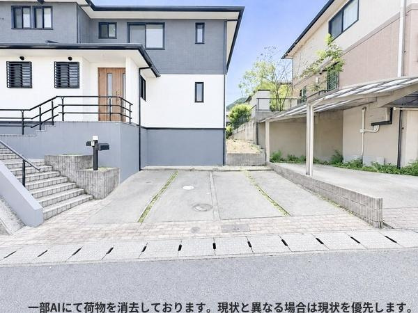 田尻南二丁目　中古の収納|10帖の洋室に備えられたウォークインクローゼットです。パイプハンガーが備わっており効率的に使えます。上部には棚が設けられており小物の整理にも便利です。