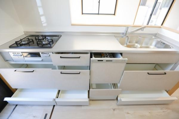 田尻南二丁目　中古のキッチン|キッチンは引き出し収納が充実していて調理器具や食器もすっきりと整理できます。