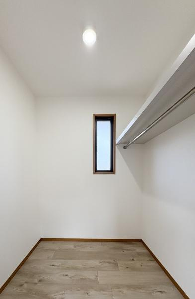 田尻南二丁目　中古の収納|10帖の洋室に備えられたウォークインクローゼットです。パイプハンガーが備わっており効率的に使えます。上部には棚が設けられており小物の整理にも便利です。