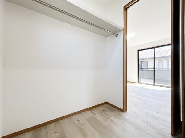 田尻南二丁目　中古の洋室|2部屋からバルコニーへ出入りすることが出来ます。