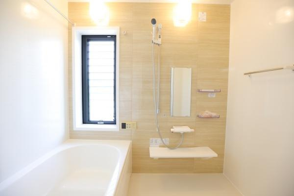 田尻南二丁目　中古の浴室|落ち着いた木目調の壁と広々とした浴槽が特徴的です。窓がありしっかりとした換気が可能です。清潔感のある明るい空間となっています。