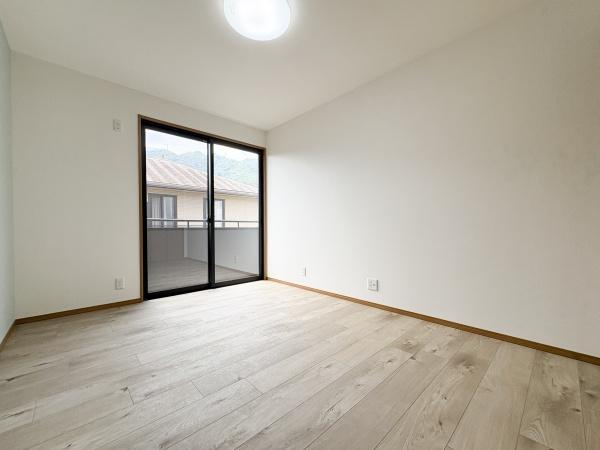 田尻南二丁目　中古の洋室|2部屋からバルコニーへ出入りすることが出来ます。