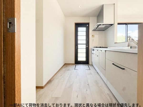 田尻南二丁目　中古のキッチン|キッチンは引き出し収納が充実していて調理器具や食器もすっきりと整理できます。