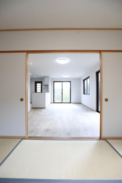 田尻南二丁目　中古の和室|リビングに隣接した和室は、ドアを開けると空間がつながり、さらに広く感じられます♪