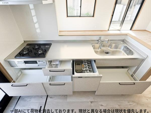 田尻南二丁目　中古の収納|階段下のスペースを有効活用した収納は日常使いのアイテムもすっきり整理できます。奥行きがあり季節ものの収納にも便利です。扉付きなので見た目もすっきり保てます。