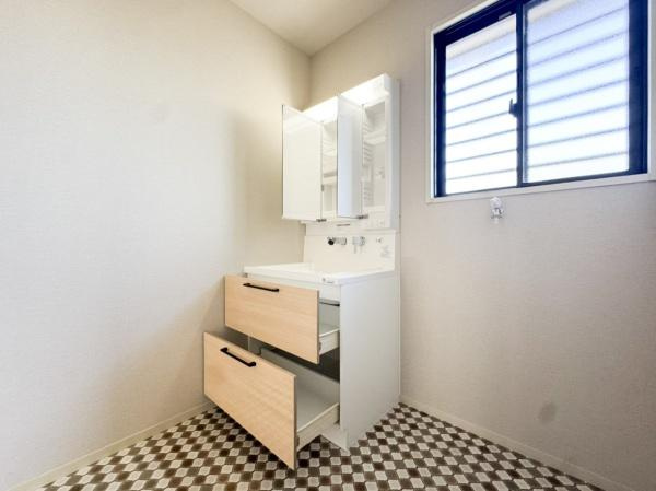 田尻南二丁目　中古のトイレ|窓があり明るく換気のできるトイレです。手洗い一体型のトイレはお手入れもしやすく、使い勝手も配慮されています。