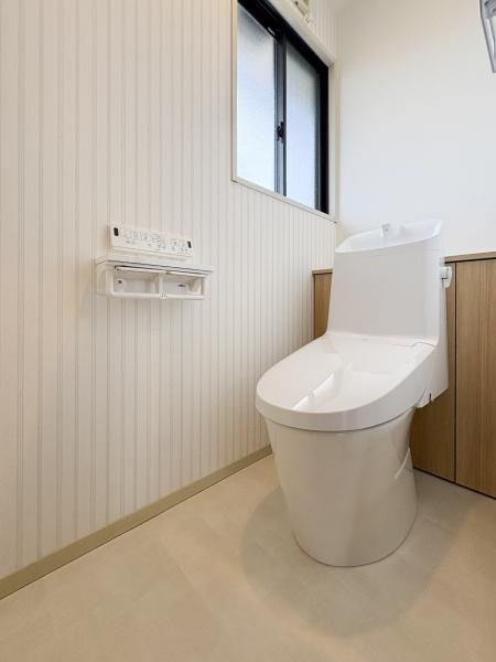 田尻南二丁目　中古のトイレ|窓があり明るく換気のできるトイレです。手洗い一体型のトイレはお手入れもしやすく、使い勝手も配慮されています。