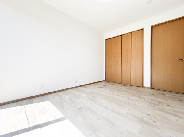 田尻南二丁目　中古の玄関|玄関には木目を活かしたデザインが特徴的です。明るい照明で空間全体がすっきりとしています。収納スペースも備えられており日常の使い勝手に配慮されています。