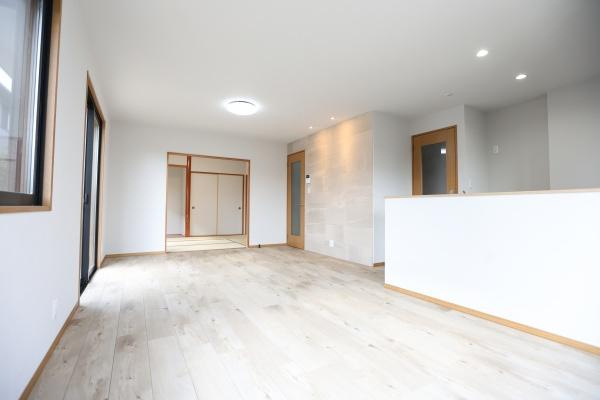 田尻南二丁目　中古の居間・リビング|17帖リビングと和室がひと続きになった、広がりのある間取り。
自分好みのインテリアや家具を置いて、家族のライフスタイルにぴったりの空間をつくりませんか？