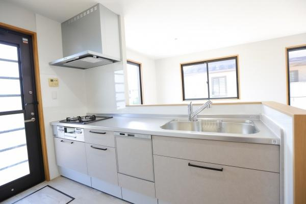 田尻南二丁目　中古のキッチン|食器洗い乾燥機付きのキッチンは、忙しい毎日の家事を大きくサポート！
食後の手間を軽減し、食器を素早く洗って乾燥まで完了できるため、時間を有効に使えます♪