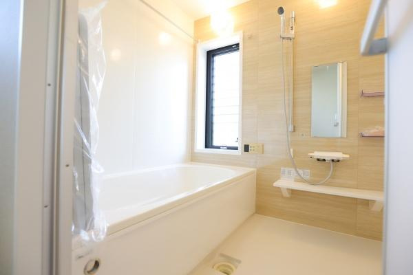 田尻南二丁目　中古の浴室|落ち着いた色合いのバスタブと壁面が、上質でリラックスできる空間を演出。
日々の疲れを癒やす快適で清潔なバスルームです。