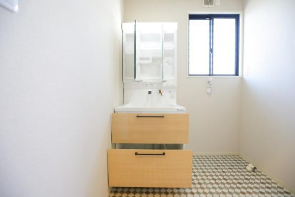 田尻南二丁目　中古の独立洗面台|三面鏡タイプの洗面化粧台は、角度を変えて身だしなみをチェックできる実用性の高い仕様。鏡裏はすべて収納スペースになっており、スキンケア用品や小物類もすっきり整理できます。毎日の準備が快適になる設備です♪