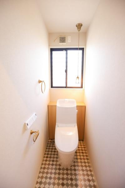 田尻南二丁目　中古のトイレ|おしゃれなアクセントクロスが映える、明るくスタイリッシュなトイレ。