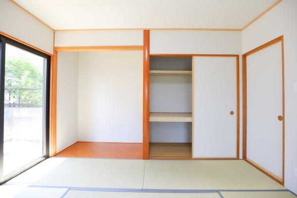 田尻南二丁目　中古の和室|リビングに隣接した洋室は多用途に使えるので、お子様の遊び場としても、ゆっくりとくつろぐスペースとしても活用できます！家族の成長やライフステージに合わせて、いろいろな使い方ができるのが魅力です♪