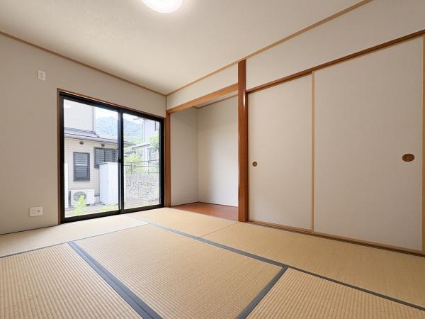 田尻南二丁目　中古の和室|リビングに隣接した洋室は多用途に使えるので、お子様の遊び場としても、ゆっくりとくつろぐスペースとしても活用できます！家族の成長やライフステージに合わせて、いろいろな使い方ができるのが魅力です♪