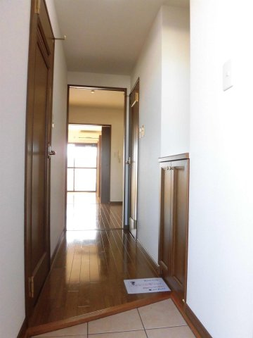 フローラルコートの玄関|フローラルコートのリビング