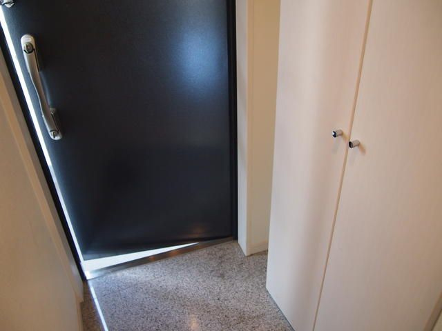 ロメック山手日暮里の玄関