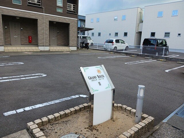 グランドソレーユⅢの駐車場