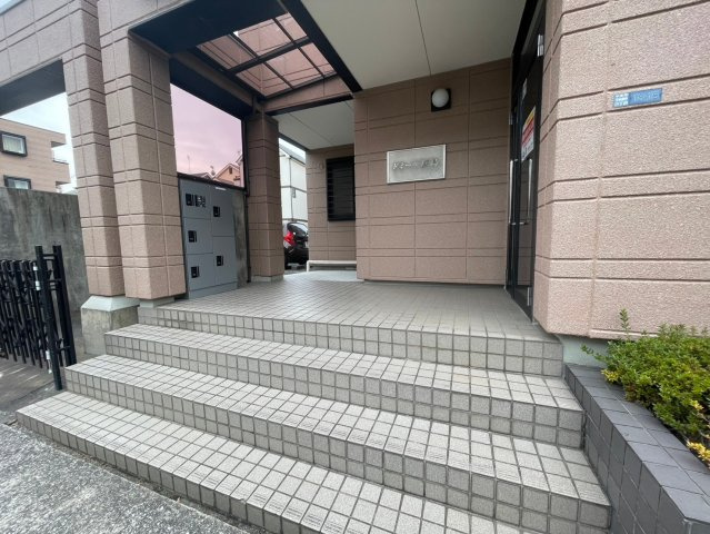 ドミール鹿島のエントランス