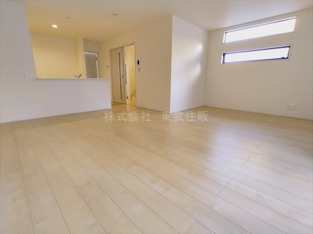 【居間・リビング】 | 富士見市渡戸1丁目　全14棟　2号棟 | ゆったり過ごせる19.5帖のリビングです