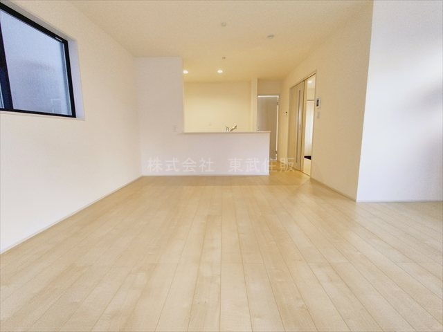 【居間・リビング】 | 富士見市渡戸1丁目　全14棟　2号棟 | 開放感があり日当たり良好です