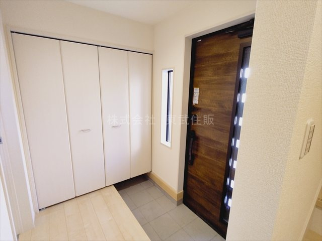 【玄関】 | 富士見市渡戸1丁目　全14棟　2号棟 | 収納もある玄関です