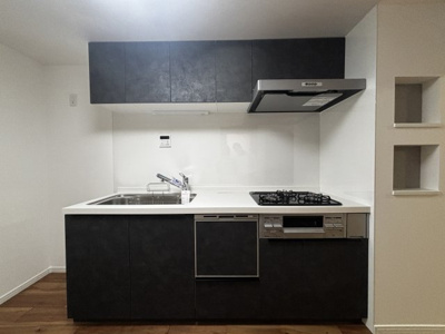 【キッチン】 | ルネ甲子園 | 重厚感のあるブラックキッチンが空間を引き締めるデザイン。広いワークトップと豊富な収納で、調理も快適に