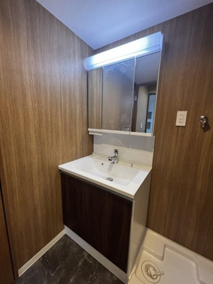 【独立洗面台】 | ルネ甲子園 | 三面鏡付きの洗面化粧台。朝の支度もスムーズにできる広さと、生活感を抑えたスタイリッシュなデザインが魅