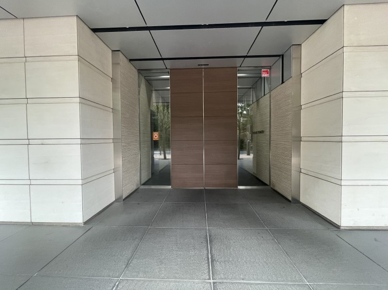 プリズムタワーのエントランス