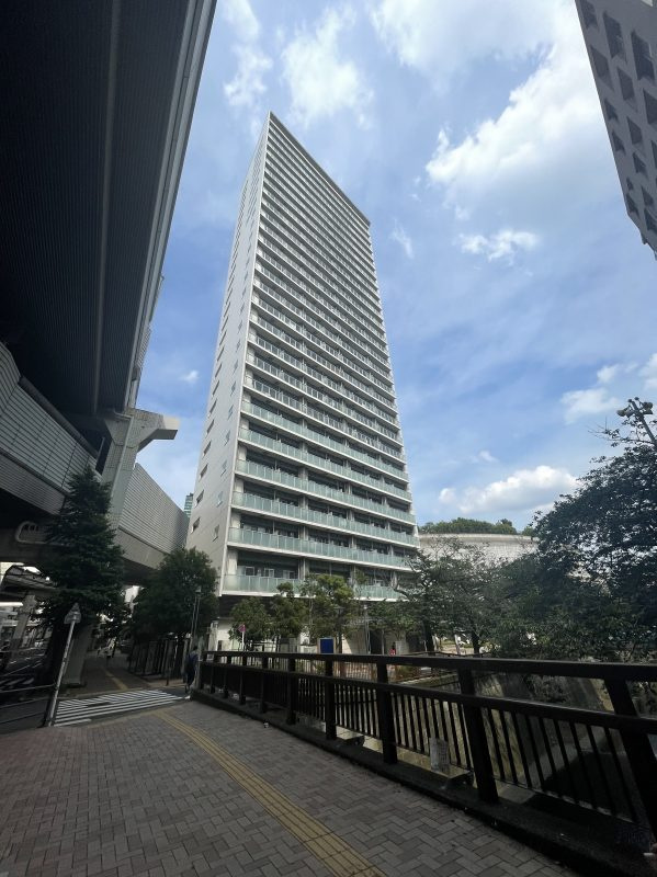 プリズムタワーの外観