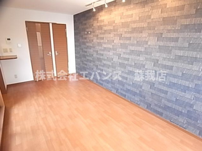 【寝室】 | グランデュールSOGA | 広くて明るい寝室