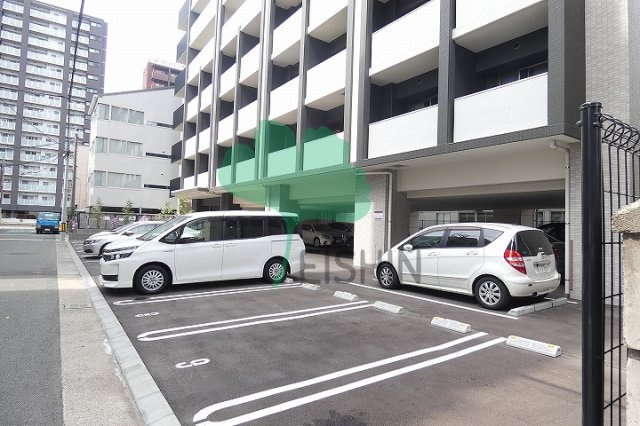 ラフレシーサ博多駅南4の駐車場